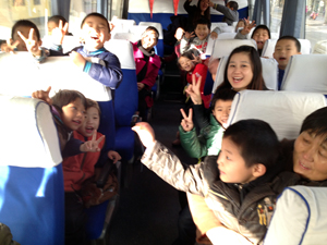 學前班蒙氏班到戶外進行社會實踐和感統游戲課